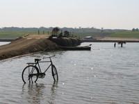 041227122832_bicycle_in_chambal_river
