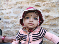 041211035242_baby_in_jaisalmer