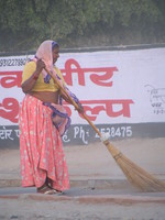 041209035108_lady_cleaning_the_street_in_bikaner