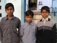 041222153708_three_indian_kids_near_ganesha_temple