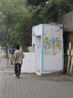 041130012958_open_toilet_on_a_main_street_in_old_delhi