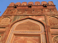 041227160512_entrance_to_agra_fort