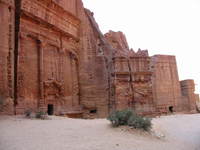 020_first_tombs_of_facades