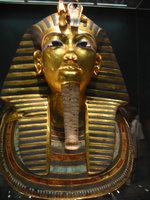 022_heavy_death_mask_of_king_tutankhamun