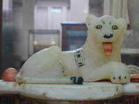 044_lion_with_tut_sign