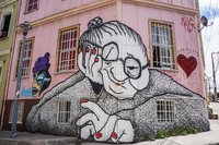 20151013151448_Valparaiso_Street_Art_Old_Lady_and_Heart