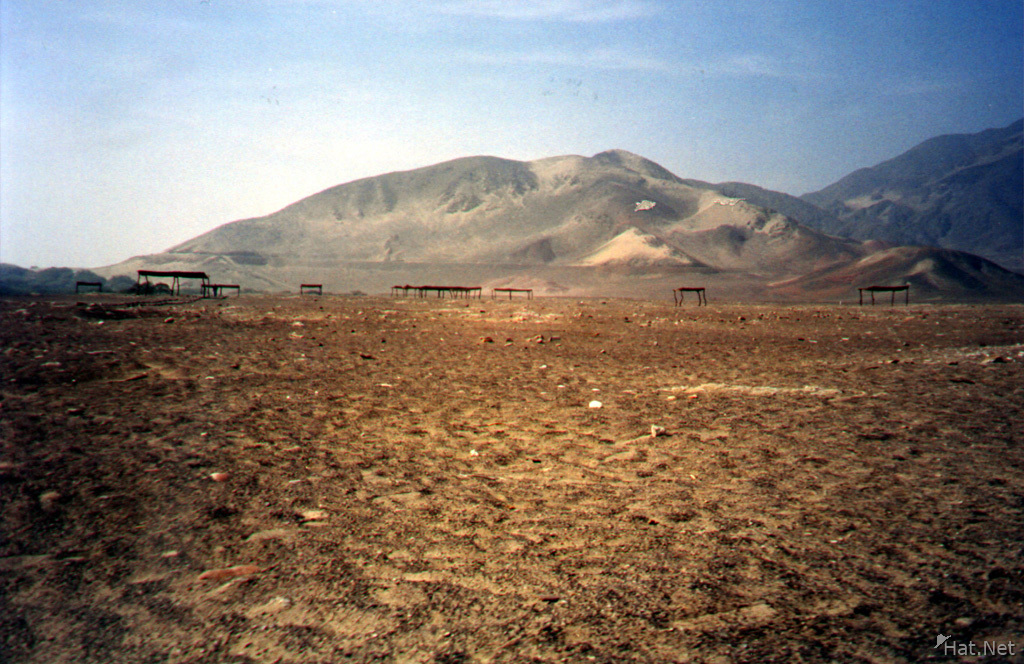 nazca mummy tombs in the desert